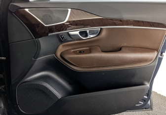 Подержанный автомобиль Volvo XC90 2018 года (24 фото)