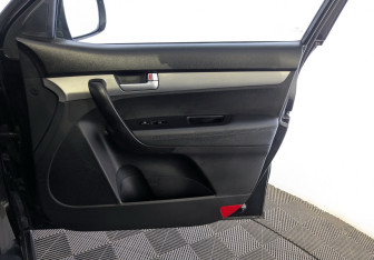 Подержанный автомобиль Kia Sorento 2014 года (24 фото)