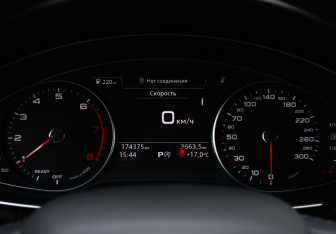 Подержанный автомобиль Audi A4 Sedan 2019 года (17 фото)
