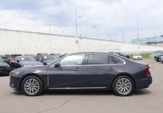 Подержанный автомобиль Hongqi H5 2024 года (8 фото)