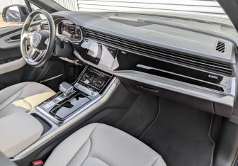 Подержанный автомобиль Audi Q7 2023 года (11 фото)