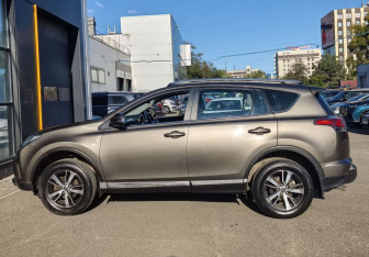 Подержанный автомобиль Toyota RAV4 2017 года (8 фото)