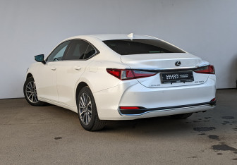 Подержанный автомобиль Lexus ES 2023 года (21 фото)