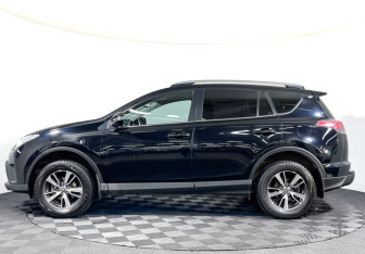 Подержанный автомобиль Toyota RAV4 2017 года (8 фото)