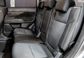 Подержанный автомобиль Mitsubishi Outlander 2022 года (12 фото)