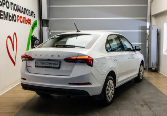 Подержанный автомобиль Skoda Rapid Liftback 2022 года (4 фото)