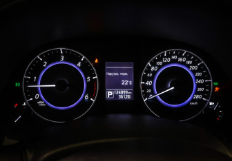 Подержанный автомобиль Infiniti QX70 2015 года (16 фото)