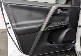 Подержанный автомобиль Toyota RAV4 2016 года (19 фото)