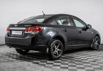 Подержанный автомобиль Chevrolet Cruze Sedan 2010 года (5 фото)