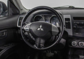 Подержанный автомобиль Mitsubishi Outlander 2010 года (15 фото)