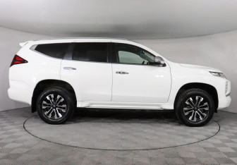 Подержанный автомобиль Mitsubishi Montero Sport 2022 года (4 фото)