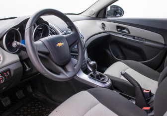 Подержанный автомобиль Chevrolet Cruze Hatchback 2013 года (9 фото)
