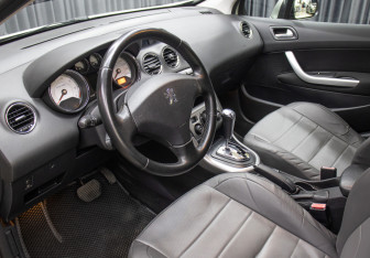 Подержанный автомобиль Peugeot 308 Hatchback 2009 года (14 фото)