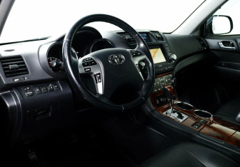 Подержанный автомобиль Toyota Highlander 2012 года (10 фото)