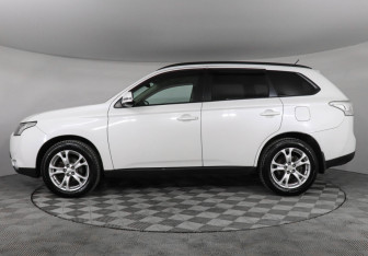 Подержанный автомобиль Mitsubishi Outlander 2012 года (8 фото)