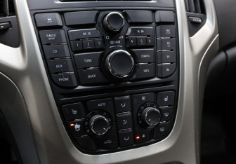 Подержанный автомобиль Opel Astra Hatchback 2011 года (18 фото)
