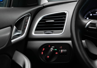 Подержанный автомобиль Audi Q3 2015 года (14 фото)