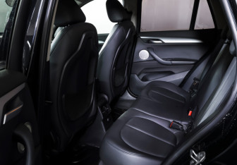 Подержанный автомобиль BMW X1 2016 года (12 фото)