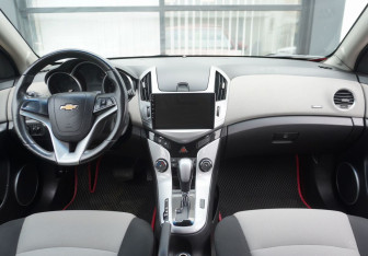 Подержанный автомобиль Chevrolet Cruze Hatchback 2013 года (12 фото)