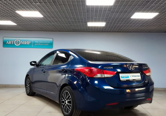 Подержанный автомобиль Hyundai Elantra Sedan 2012 года (7 фото)