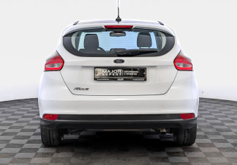 Подержанный автомобиль Ford Focus Hatchback 2017 года (6 фото)
