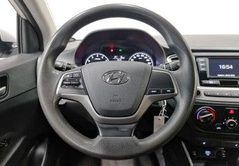 Подержанный автомобиль Hyundai Solaris Sedan 2020 года (22 фото)