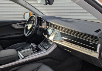 Подержанный автомобиль Audi Q8 2019 года (11 фото)