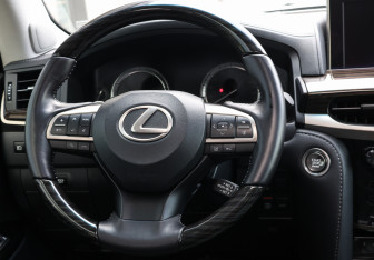 Подержанный автомобиль Lexus LX 2021 года (18 фото)