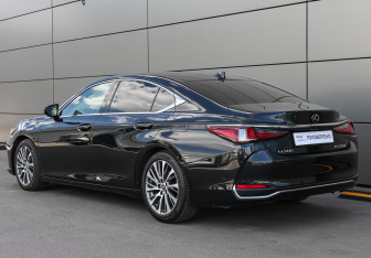 Подержанный автомобиль Lexus ES 2018 года (6 фото)