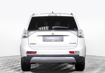 Подержанный автомобиль Mitsubishi Outlander 2014 года (6 фото)