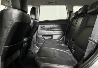 Подержанный автомобиль Mitsubishi Outlander 2015 года (10 фото)