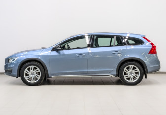 Подержанный автомобиль Volvo V60 Cross Country 2018 года (8 фото)