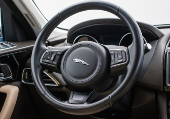 Подержанный автомобиль Jaguar F-Pace 2017 года (15 фото)