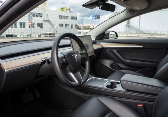 Подержанный автомобиль Tesla Model 3 2022 года (9 фото)