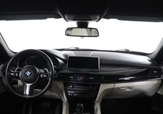 Подержанный автомобиль BMW X6 2015 года (12 фото)