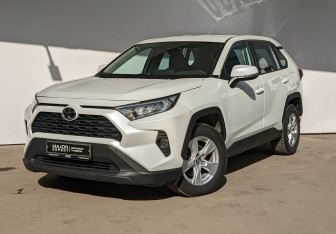Подержанный автомобиль Toyota RAV4 2021 года (1 фото)