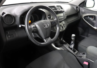 Подержанный автомобиль Toyota RAV4 2010 года (7 фото)