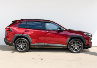 Подержанный автомобиль Toyota RAV4 2023 года (4 фото)