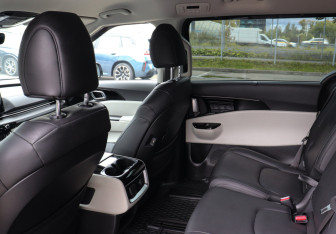 Подержанный автомобиль Kia Carnival 2023 года (10 фото)