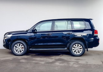 Подержанный автомобиль Toyota Land Cruiser Suv 2015 года (8 фото)