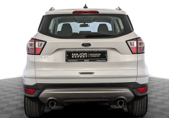 Подержанный автомобиль Ford Kuga 2017 года (6 фото)