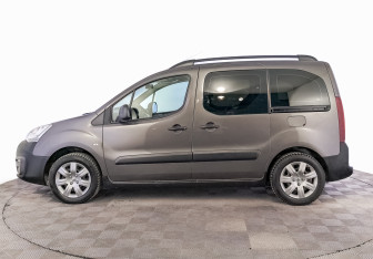 Подержанный автомобиль Peugeot Partner 2017 года (8 фото)