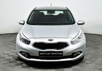 Подержанный автомобиль Kia Ceed Hatchback 2013 года (2 фото)