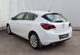 Подержанный автомобиль Opel Astra Hatchback 2011 года (6 фото)