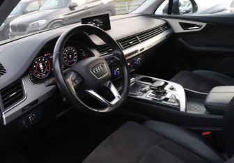 Подержанный автомобиль Audi Q7 2015 года (13 фото)