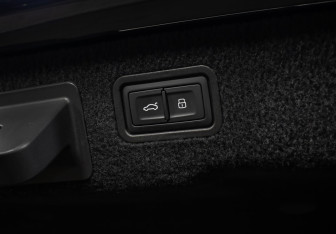 Подержанный автомобиль Audi S8 2021 года (27 фото)