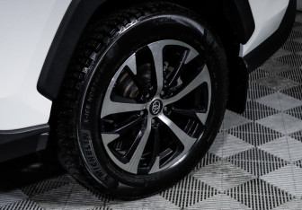 Подержанный автомобиль Toyota RAV4 2021 года (15 фото)