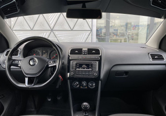 Подержанный автомобиль Volkswagen Polo Sedan 2017 года (10 фото)