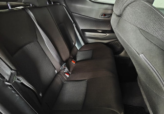 Подержанный автомобиль Toyota C-HR 2019 года (10 фото)