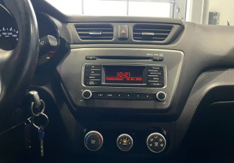 Подержанный автомобиль Kia Rio Sedan 2015 года (16 фото)